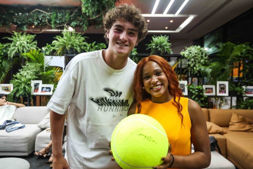 Rebeca Andrade carrega troféu na abertura do Rio Open e se encontra com João Fonseca