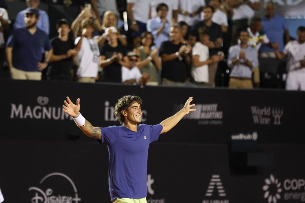 Comesaña surpreende Zverev e francês evita semis sul-americanas