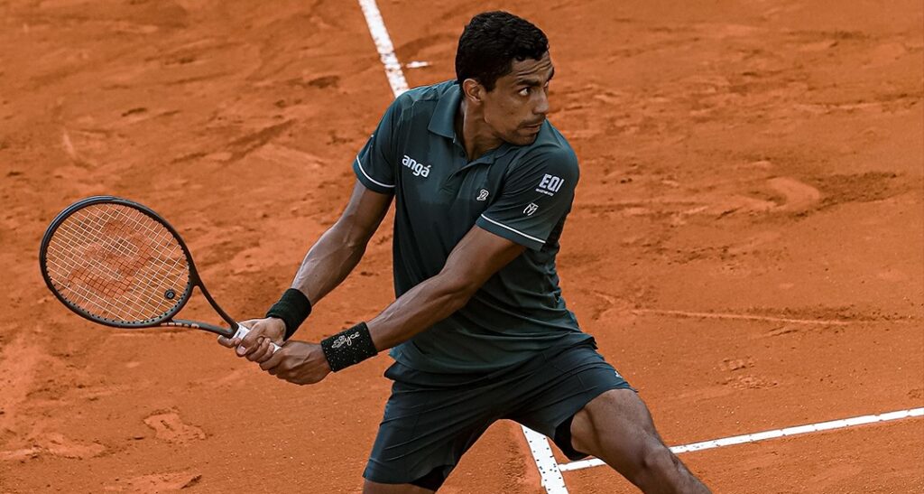 Thiago Monteiro vence batalha de quase três horas e avança às quartas em Assunção