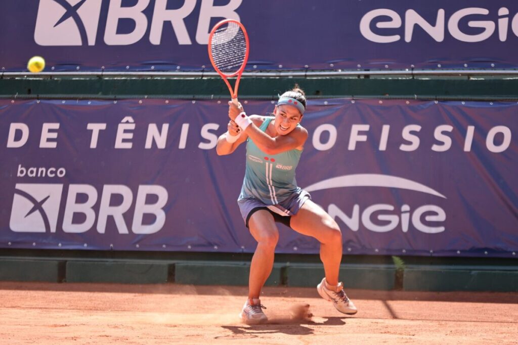 Carol Meligeni para na semifinal em Leme após grande semana no saibro paulista