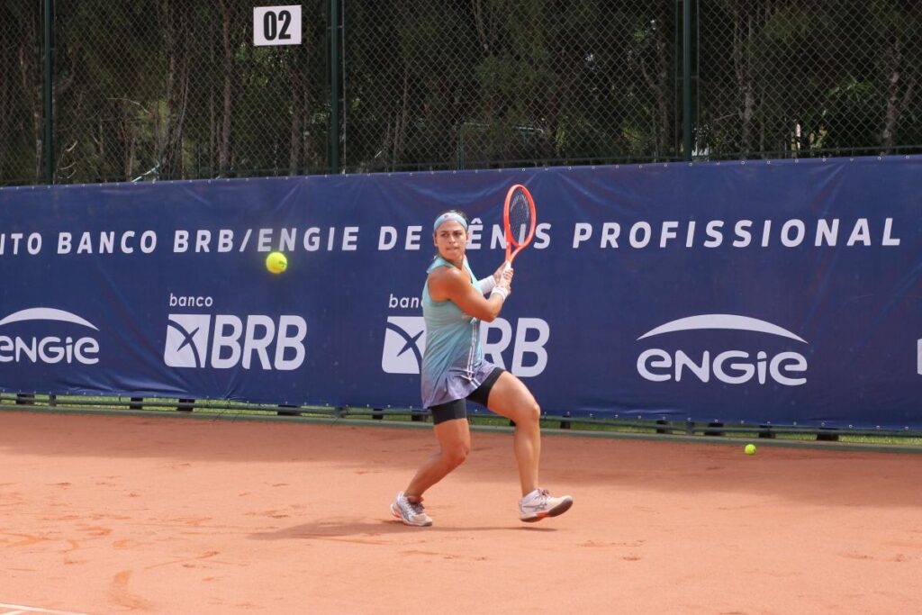Carol, Cé, Bossi e Bohrer vencem na estreia e avançam às oitavas no ITF W35 de Leme