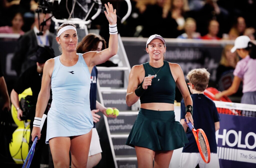 Luisa Stefani e Timea Babos avançam à final em Estrasburgo após desistência de favoritas