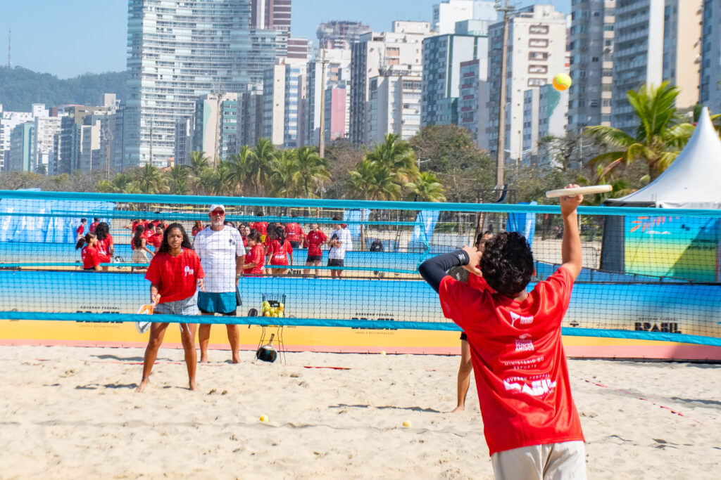 Estudantes participam de clínicas do Projeto Esporte & Saúde na Praia do Gonzaga