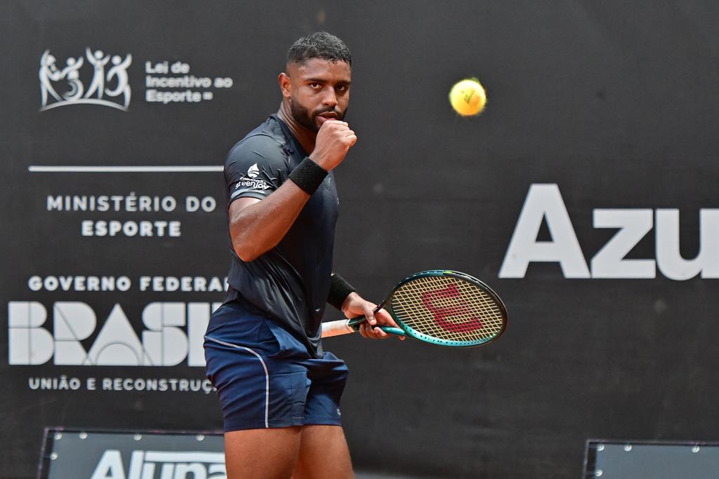 Mateus Alves passa o quali do Itajaí Open. Pucinelli luta, mas cai na estreia