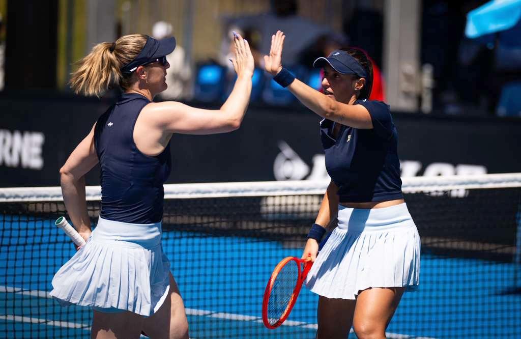 Luisa Stefani faz mais uma dobradinha e alcança as quartas de dupla feminina e mistas do Australian Open