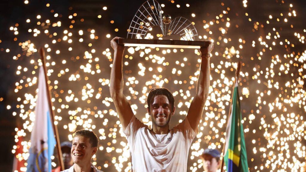 Tomas Etcheverry vence de virada, supera maratona e conquista o Rio Open pela primeira vez
