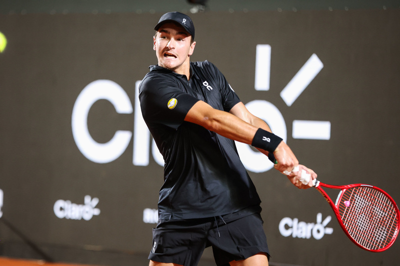João Fonseca faz grande jogo e vence duelo brasileiro com Thiago Monteiro no Rio Open