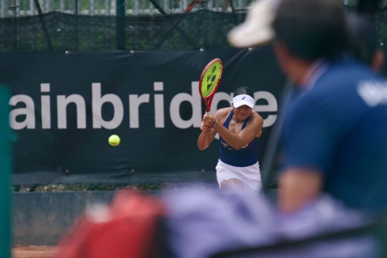 Nauhany Silva brilha na estreia e coloca Brasil em vantagem na Billie Jean King Cup