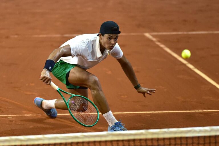 Em noite inspirada, Guto Miguel bate Juan La Serna e avança às quartas inéditas em ATP Challenger