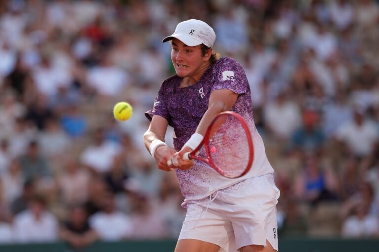 João Fonseca reage em grande estilo, vence batalha de cinco sets e marca duelo inédito com Djokovic em Roland Garros