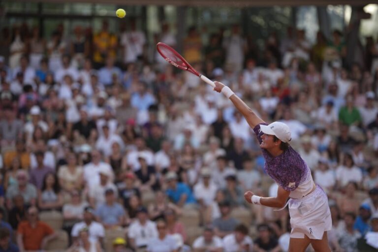 João Fonseca estreia com autoridade em Roland Garros e marca duelo de nova geração na segunda rodada